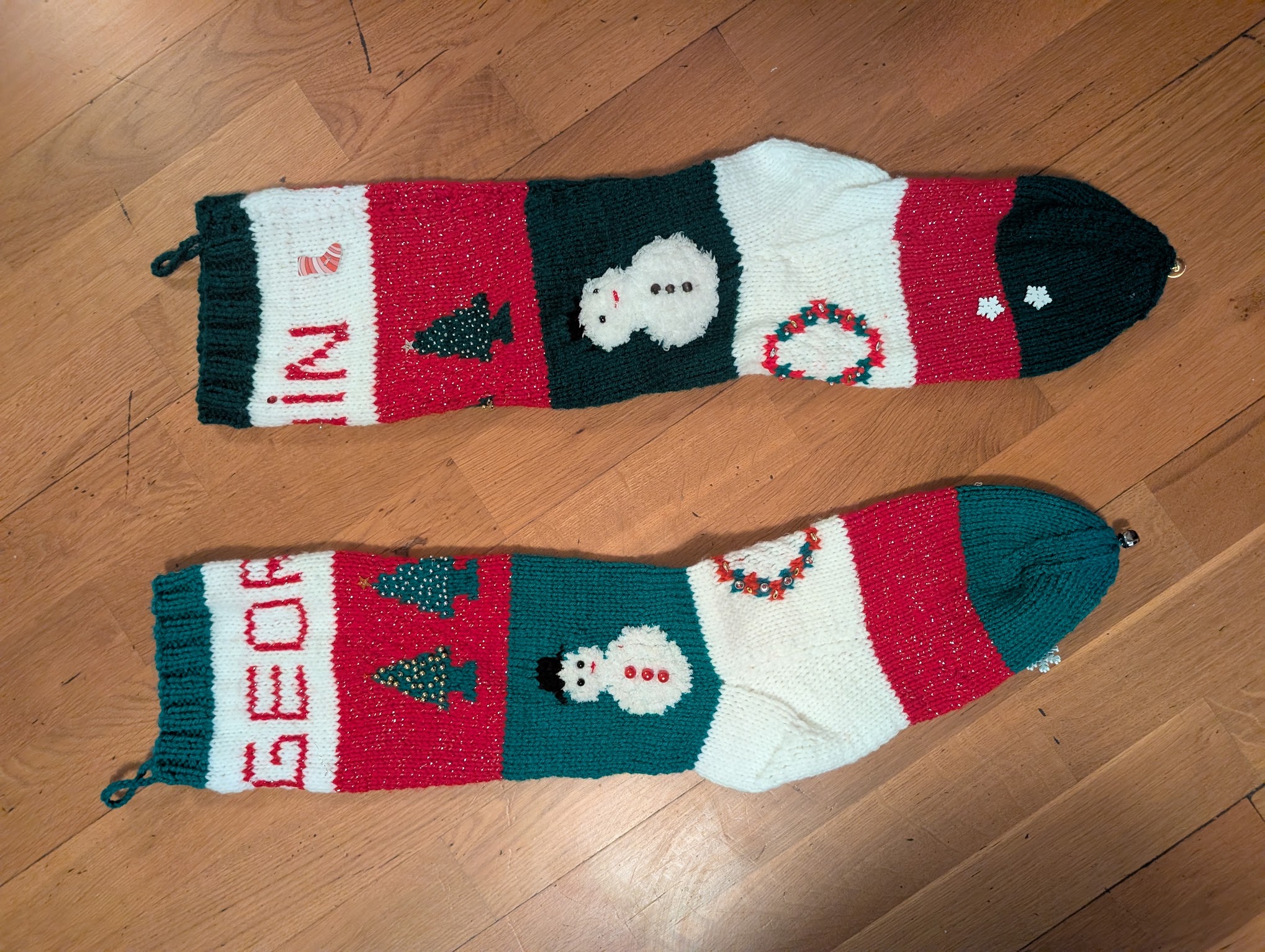 Deux bas de Noël tricotés en rouge, blanc et vert